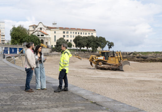 Comeza a retirada da duna para preparar a praia de Riazor para a tempada de verán