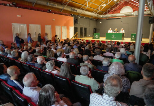 O maxistrado Martín Pallín enche o teatro das Torres e dá unha lección única sobre o funcionamento do sistema xudicial