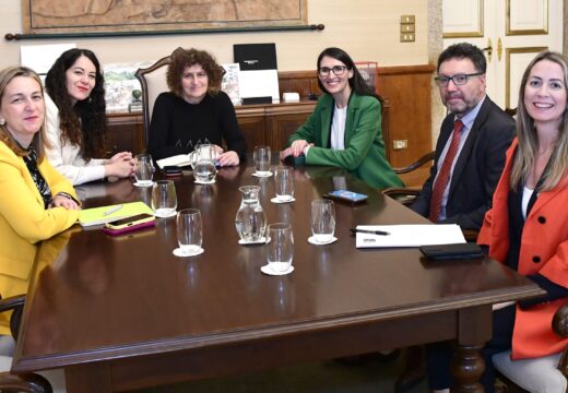 Goretti Sanmartín e Rosa Crujeiras acordan continuar coa colaboración e abrir novas vías na primeira visita oficial da reitora ao Concello