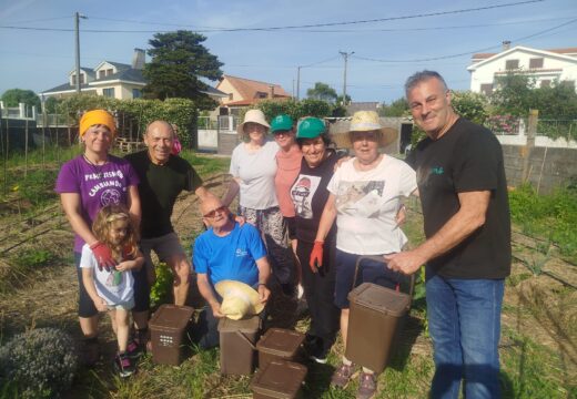 O Concello de Ribeira entrega caldeiros á Asociación de Veciños de Carreira para a reciclaxe de residuos orgánicos