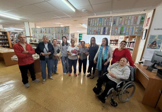Agadea fixo entrega á biblioteca municipal de Ribeira de marcapáxinas artesanais