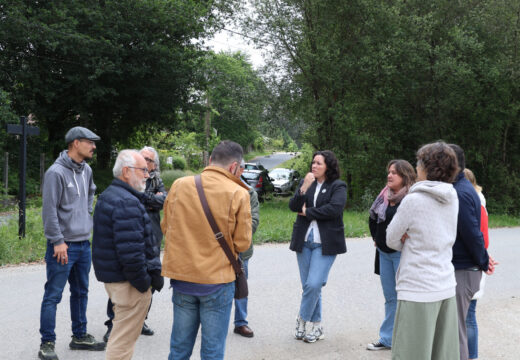 A deputada Saleta Chao e o grupo municipal visitan a zona onde se pretende instalar a planta de residuos de construcción de Cacheiras.
