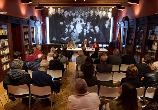Unha colección de postais completa a mostra