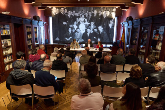 Unha colección de postais completa a mostra
