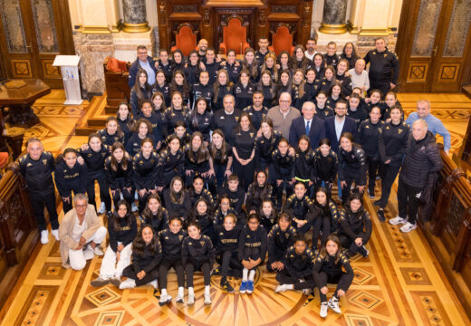 Inés Rey recibe ao Victoria Club de Fútbol tras o histórico ascenso do seu equipo feminino á 2ª RFEF