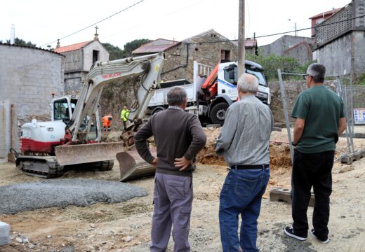 O alcalde de Carballo destaca en Imende un modelo de pavimentación que marca un “antes e un despois” nos núcleos rurais tradicionais