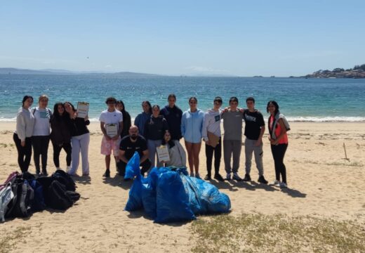 Alumnado do IES N°1 de Ribeira recolleu preto de 30 quilogramos de residuos da praia de Coroso
