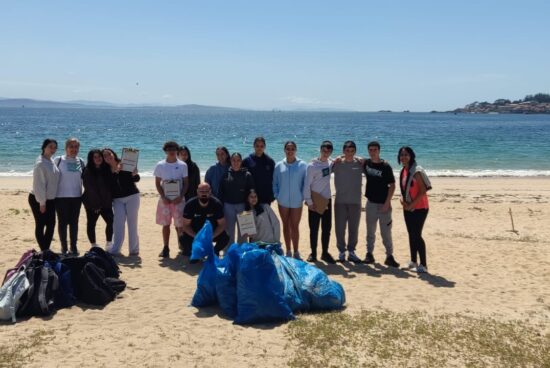 Alumnado do IES N°1 de Ribeira recolleu preto de 30 quilogramos de residuos da praia de Coroso