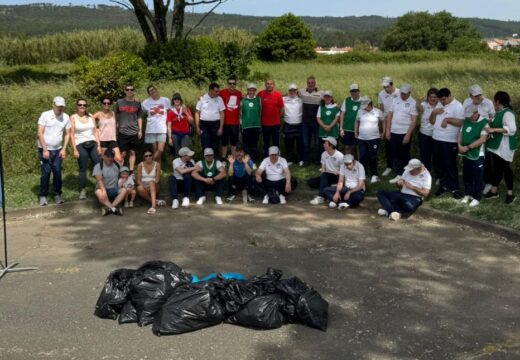 Unión de forzas en Ribeira para a retirada de lixo na praia de Coroso