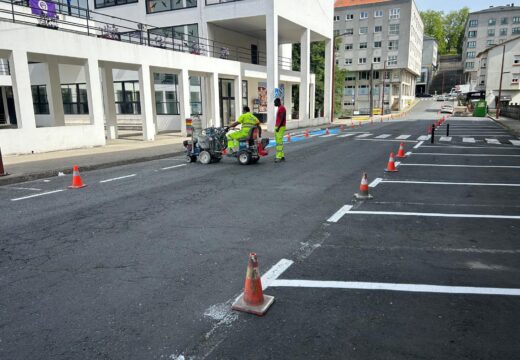 En marcha os traballos de repintado da sinalización viaria na parroquia de Fene