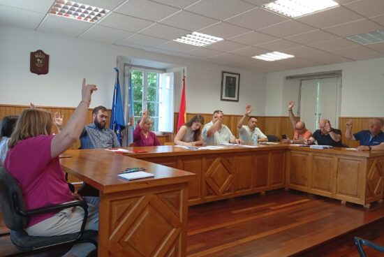 O Pleno de Frades aproba asinar un convenio de colaboración co Concello de Oroso para mellorar a estrada Fontelo (Aiazo)-A Igrexa (San Román de Pasarelos)