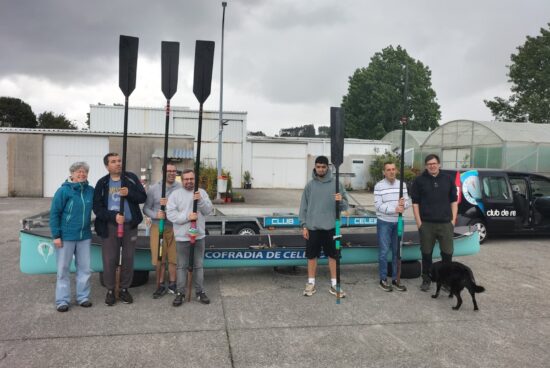 O Club de Remo Celeiro entrega unha embarcación a ASPROMOR para o equipo paralímipico de Remo do Norte de Galicia