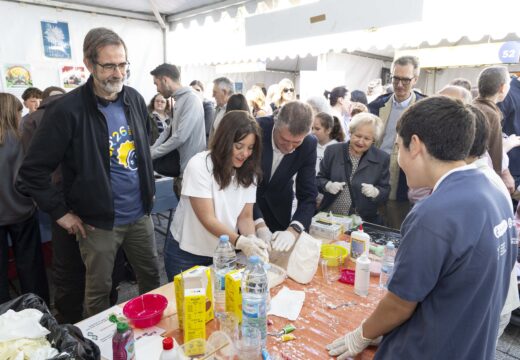 A 30ª edición do Día da Ciencia na Rúa reúne unha grande afluencia de público de todas as idades nas 54 xaimas de Méndez Núñez