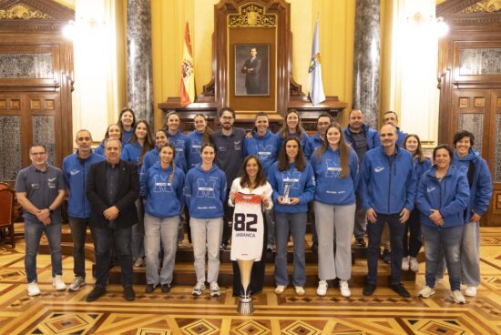 Inés Rey recibe ao Maristas Coruña tras o seu histórico ascenso á Liga Femenina Challenge