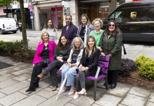 A rúa San Andrés estrea un banco de cor morada para conmemorar o Día Mundial da Fibromialxia e contribuír á visibilización desta síndrome crónica