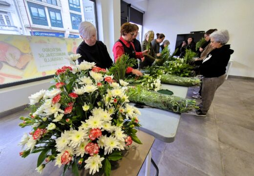 Corenta mulleres participaron nos obradoiros de arte floral celebrados no mercado municipal, que tiveron unha excelente acollida