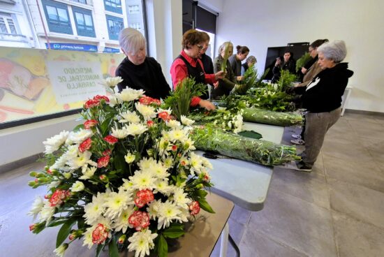 Corenta mulleres participaron nos obradoiros de arte floral celebrados no mercado municipal, que tiveron unha excelente acollida