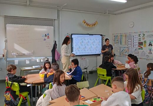 A innovación matemática da UDC chega ás aulas de Carballo cunha proposta lúdica e manipulativa