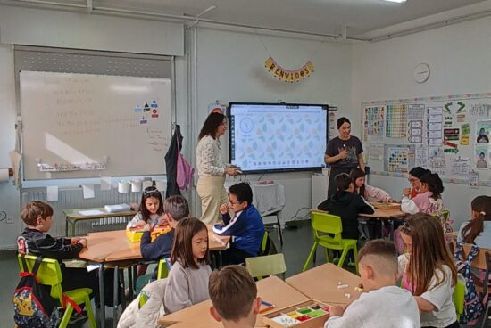 A innovación matemática da UDC chega ás aulas de Carballo cunha proposta lúdica e manipulativa
