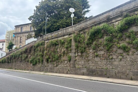 O PSdeG denuncia o abandono do Casco Histórico e esixe a Sanmartín actuacións urxentes nos muros e elementos patrimoniais de Santiago