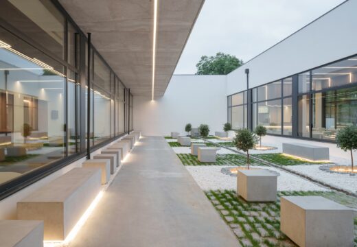 Oleiros estrea un innovador concepto de tanatorio que une arquitectura, natureza e calma para acompañar ás familias