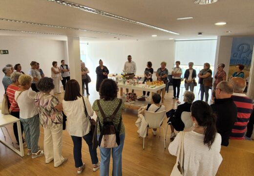 A biblioteca municipal acolle a mostra de traballos das actividades lúdico-formativas do programa Remocea