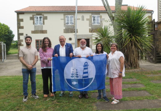 O alcalde izou a bandeira que recoñece ao Museo de Golmar como Centro Azul