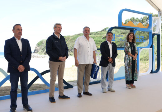 O Concello recibe as 5 bandeiras azuis para as praias de Santa Cristina, Bastiagueiro, Naval, Mera e Espiñeiro e os distintivos para o Castelo de Santa Cruz e a Aula do Mar de Mera