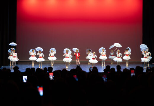 A Escola Municipal de Danza de Oleiros conquista o público co espectáculo “Mary Poppins”