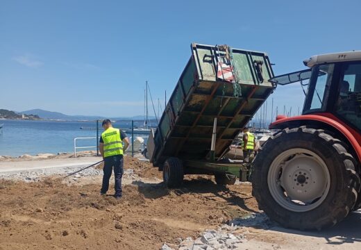 Avanza a remodelación da fachada litoral do paseo das Carolinas e a accesibilidade á praia de Coroso