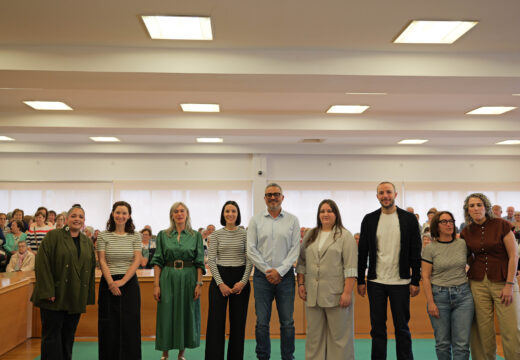 Máis de 200 participantes no programa Remocea encheron o salón de plenos na clausura da escola de informática e dos talleres de actividades lúdico-formativas e estimulación cognitiva