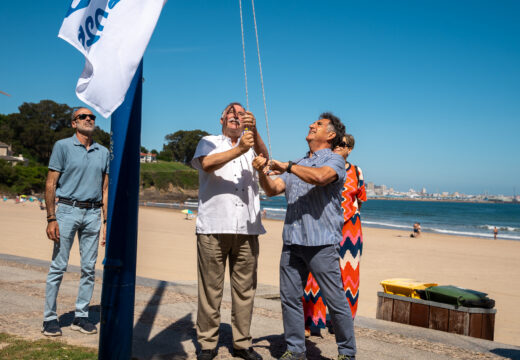 A bandeira azul dos 40 anos de excelencia xa ondea en Bastiagueiro