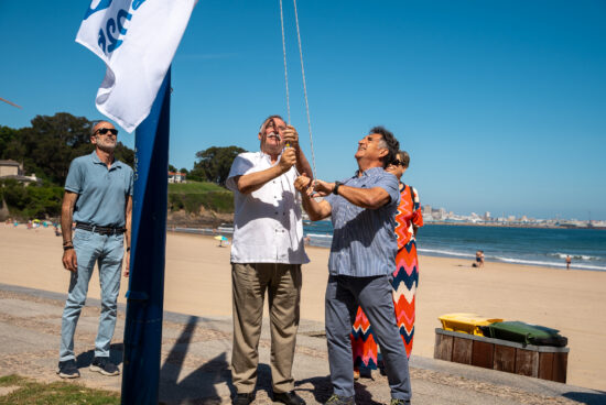 A bandeira azul dos 40 anos de excelencia xa ondea en Bastiagueiro