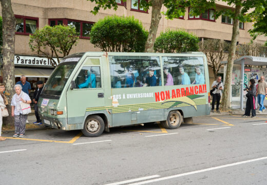 O Concello instala un autobús destartalado en Santa Cristina para denunciar a negativa da Xunta a crear unha liña coa Universidade