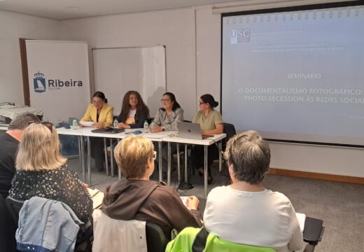 A décima edición de Camiños de Coñecemento e Experiencia arranca en Ribeira con máis de medio cento de participantes