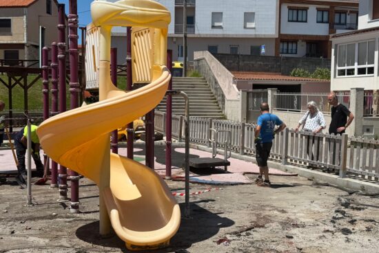 Comezan as obras de renovación do parque infantil da rúa Castelao