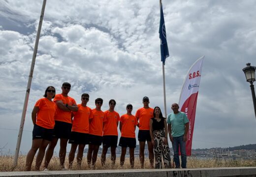 A Bandeira Azul volve ondear na praia de Coroso