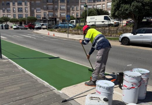 O Concello de Ribeira procede co pintado do carril bici do paseo do Touro