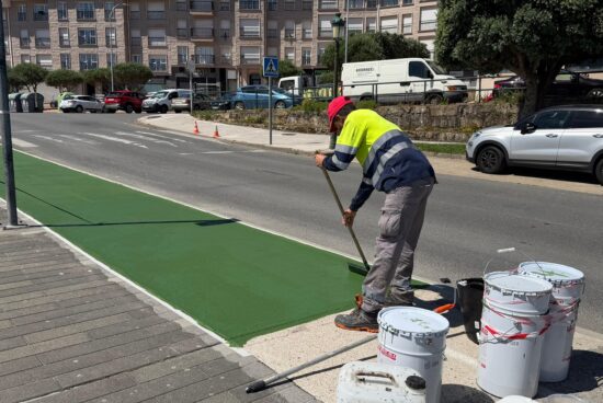O Concello de Ribeira procede co pintado do carril bici do paseo do Touro
