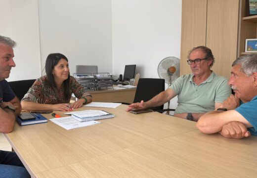 O Concello de Ribeira traslada á directiva do C.F. Carreira a situación real da bancada do campo