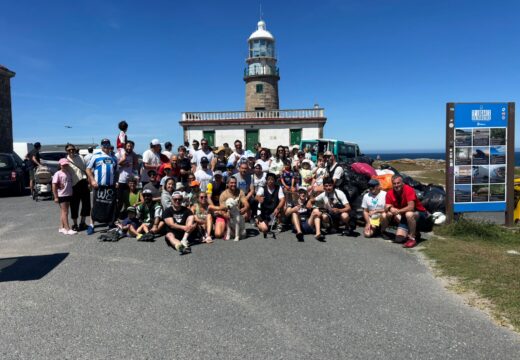 A segunda limpeza da costa de Corrubedo tradúcese na retirada de dúas toneladas de lixo da man de 150 persoas voluntarias
