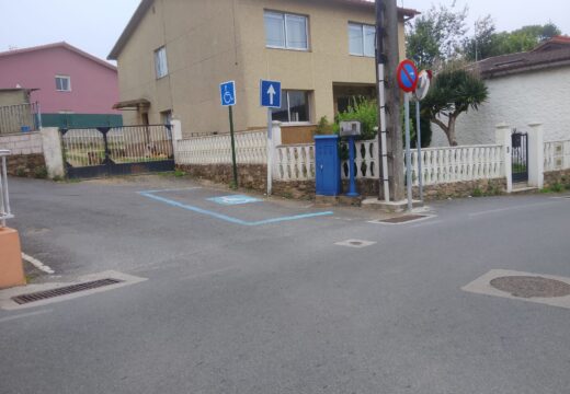 A veciñanza alerta de problemas nunha praza de aparcamento de mobilidade reducida