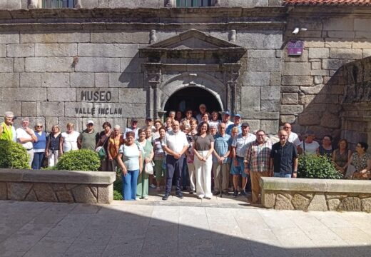 Acompañadas da alcaldesa e do concelleiro de cultura de TEO, un grupo de 56 persoas visitaron o Museo Valle-Inclán este sábado
