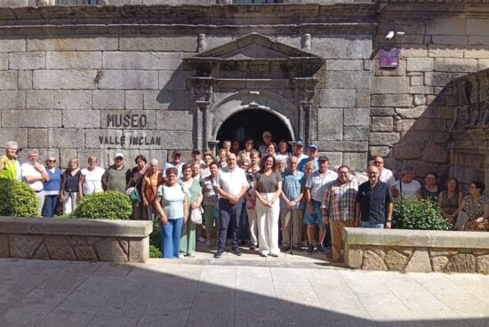 Acompañadas da alcaldesa e do concelleiro de cultura de TEO, un grupo de 56 persoas visitaron o Museo Valle-Inclán este sábado