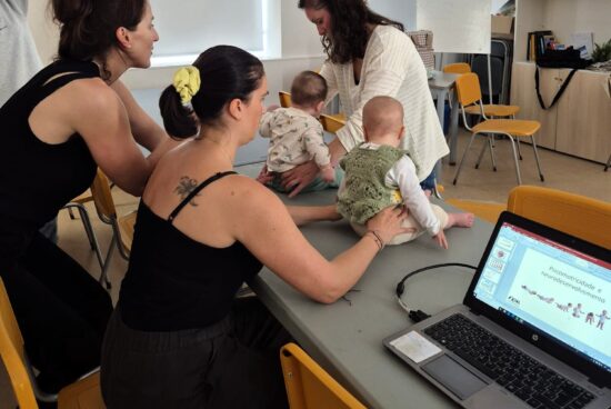 Máis de 400 familias participaron nas actividades do programa ‘Medrando con Apego’ no primeiro semestre do ano