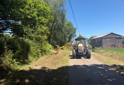 O Concello de Curtis inicia o operativo de roza da súa rede viaria para previr incendios forestais e garantir a seguridade