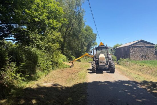 O Concello de Curtis inicia o operativo de roza da súa rede viaria para previr incendios forestais e garantir a seguridade