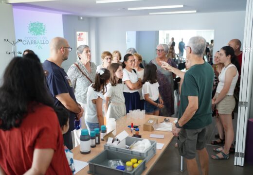 O proxecto TALK0 estende a divulgación científica polas parroquias de Carballo con dous concorridos obradoiros de paleoecoloxía e cristalografía