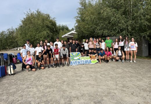Corenta mozos laracheses participan na experiencia multiaventura no Pena Aventura Park