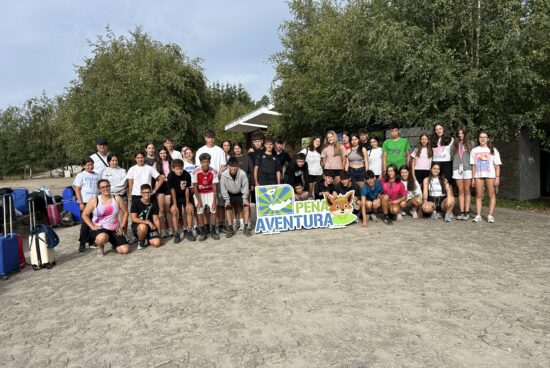 Corenta mozos laracheses participan na experiencia multiaventura no Pena Aventura Park